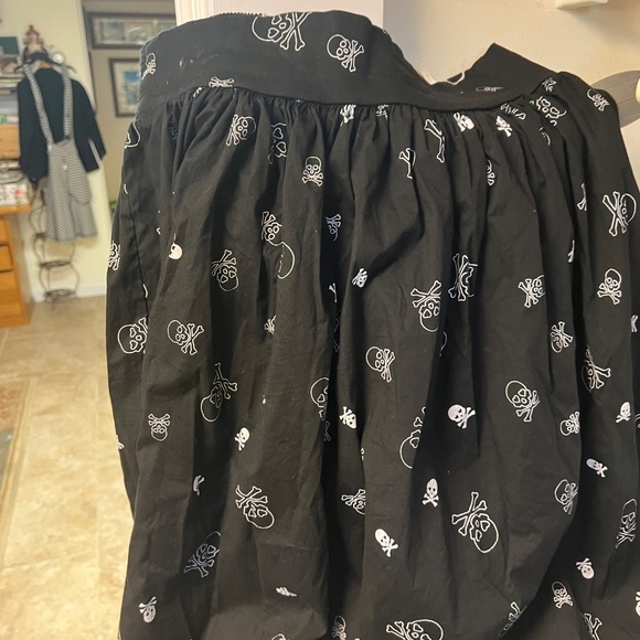 SARA USA Black Skull Skirt Midi with white skulls Elastic Waist Size Large NWOT - Picture 10 of 10